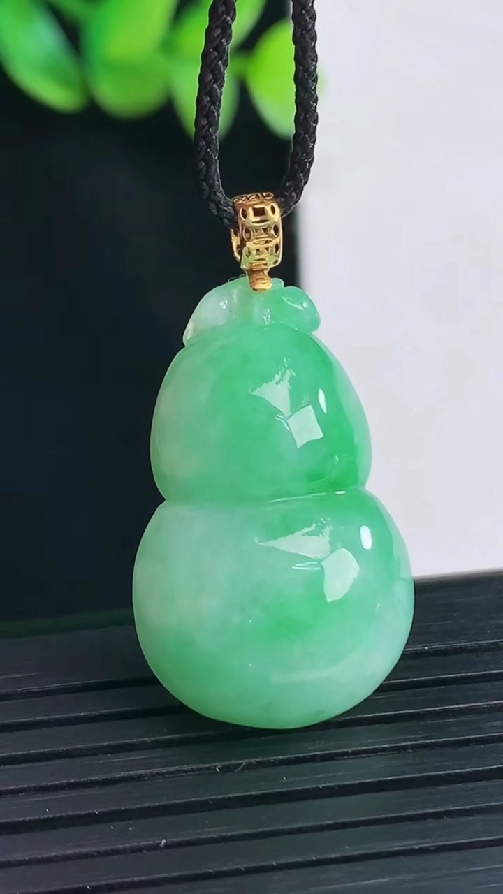 天然A货翡翠葫芦吊坠，尺寸26-17.6-11重量:8.93g
4月13日