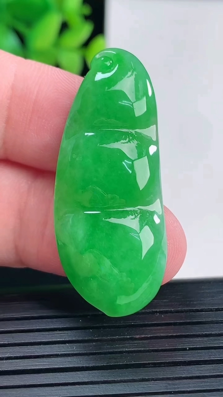 天然A货翡翠满满福豆吊坠，尺寸42-17-6.8重量:7.87g
4月13日