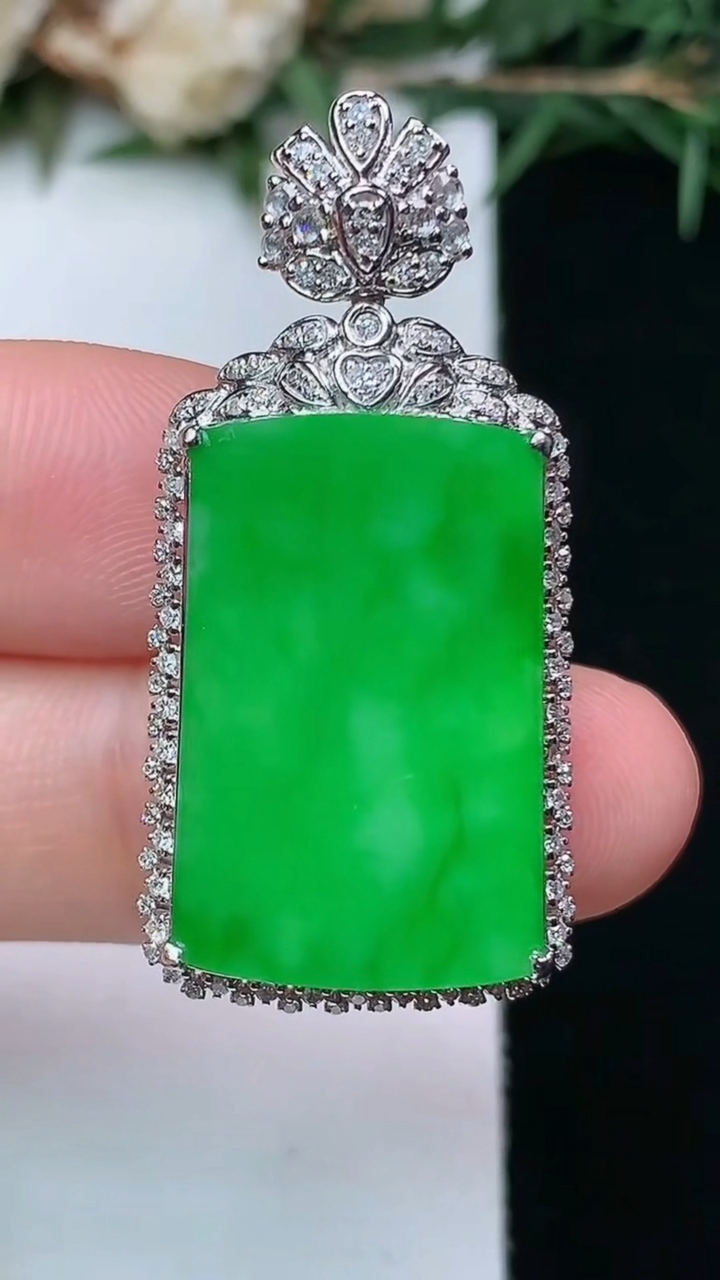 天然A货翡翠无事牌吊坠，尺寸36.9-17.6-8.2，裸石22.3-14，重量:5.04g
4月13日