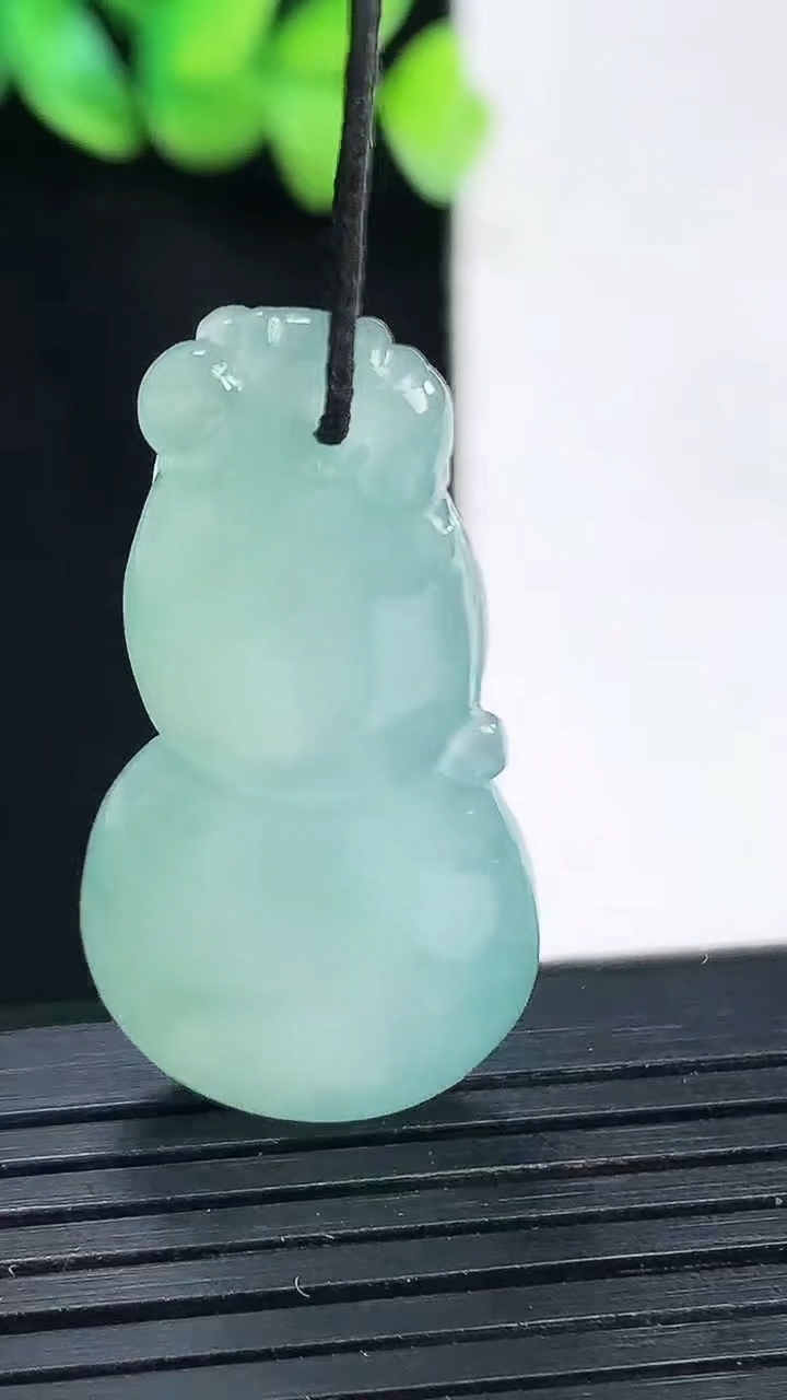 天然A货翡翠葫芦吊坠，尺寸36-18.5-7重量:8.8g
4月13日