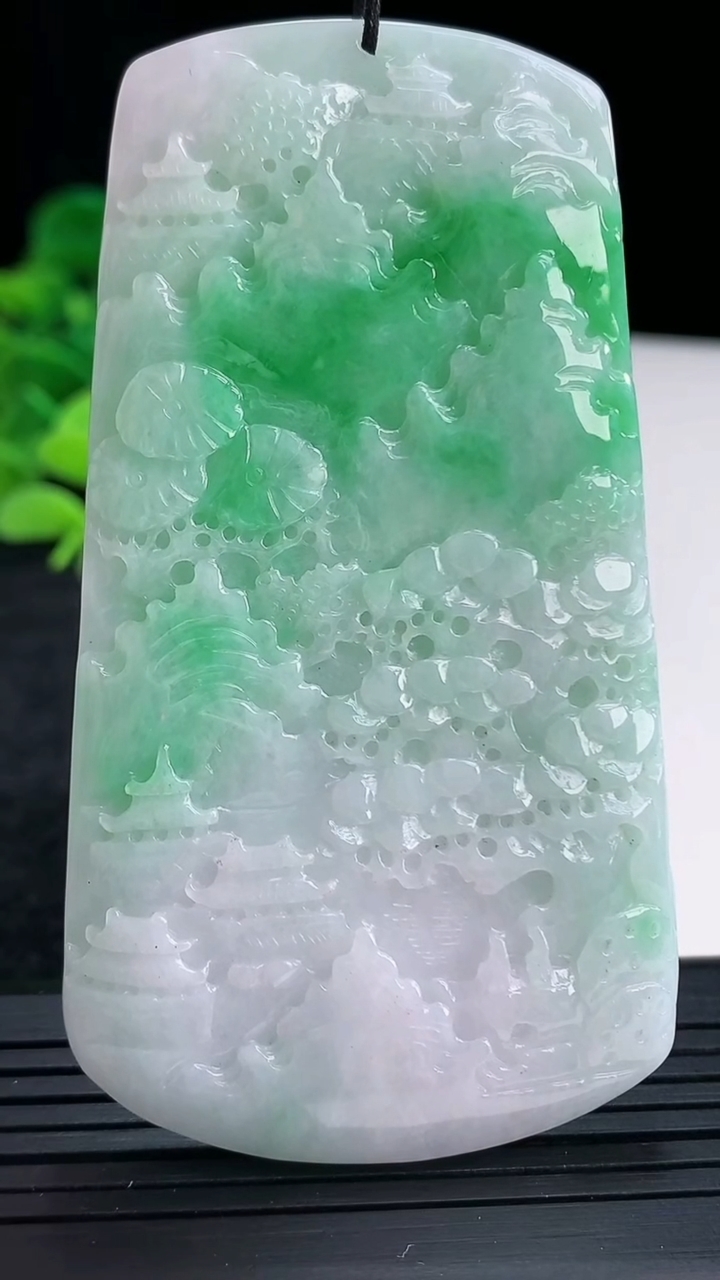 天然A货翡翠山水牌吊坠尺寸76.6-42-5.4重量:44.35g
4月13日