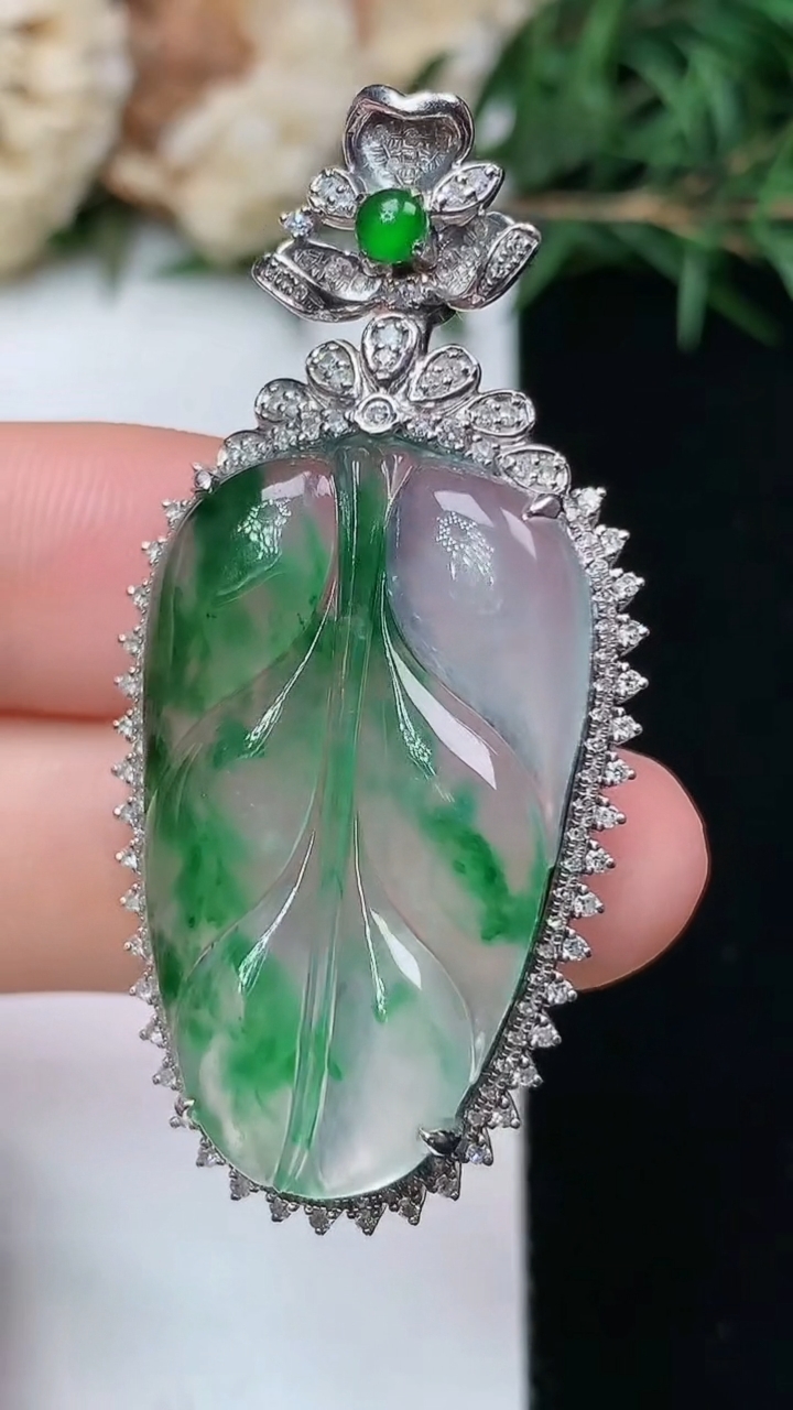 天然A货翡翠金枝玉叶 叶子吊坠，尺寸47.3-22.8-8.5，裸石29.3-18.5，重量:8.17g
4月13日