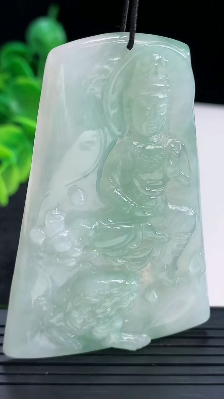 天然A货翡翠文殊菩萨吊坠尺寸67.6-47.1-5.8重量:31.42g
4月13日