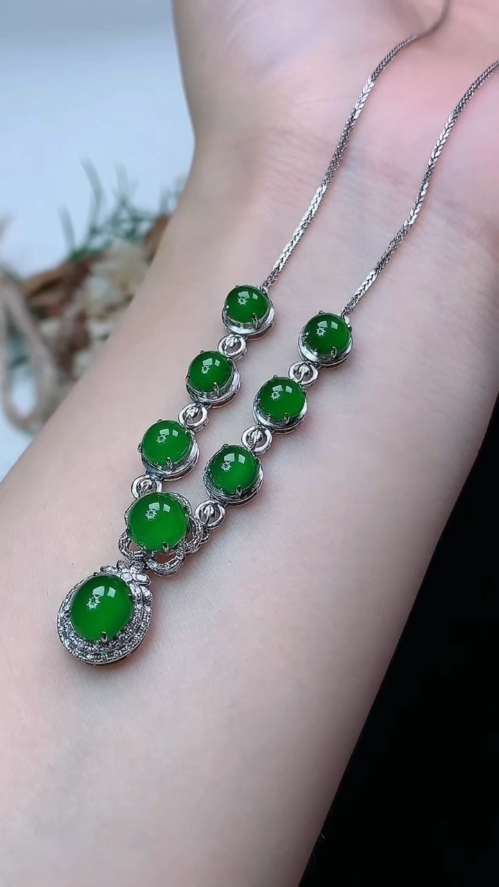 天然A货翡翠蛋面项链，尺寸6.6-5.9，重量:5.83g4月13日
工厂直销收藏佳品,种好水足，色泽均匀，有种有色，上手高大气！