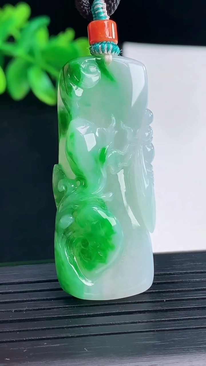 天然A货翡翠节节高升 竹节吊坠，尺寸48-21-9.2重量:20.54g
4月13日