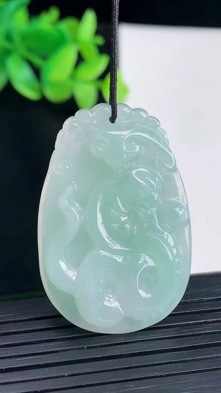 天然A货翡翠生肖蛇吊坠，尺寸40-27-5重量:10.45g
4月13日