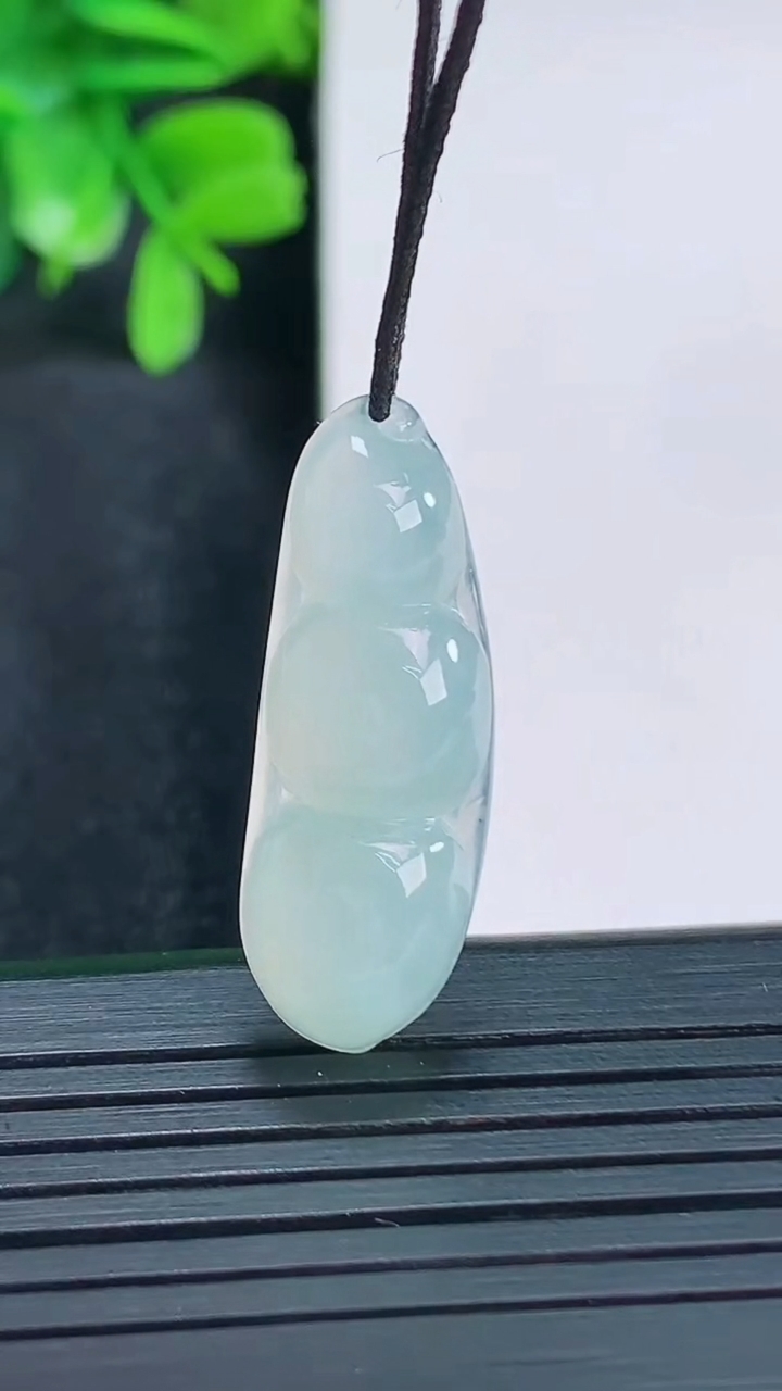 天然A货翡翠福豆吊坠尺寸30.1-10.7-5.8重量:3.35g
4月13日