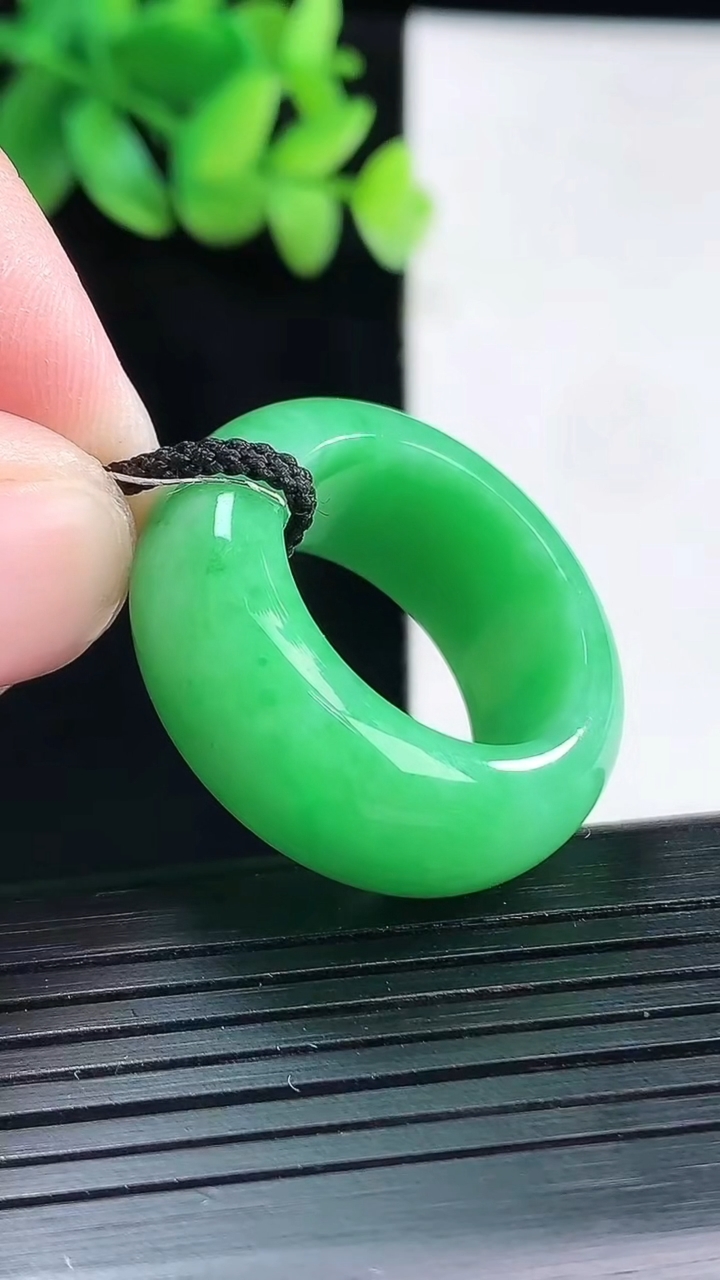 天然A货翡翠素面玉指环扳指，尺寸20.3-11.6-5.8重量:14.79g2026年4月13日
工厂直销收藏佳品,种好水足，色泽均匀，有种有色，上手高大气！
