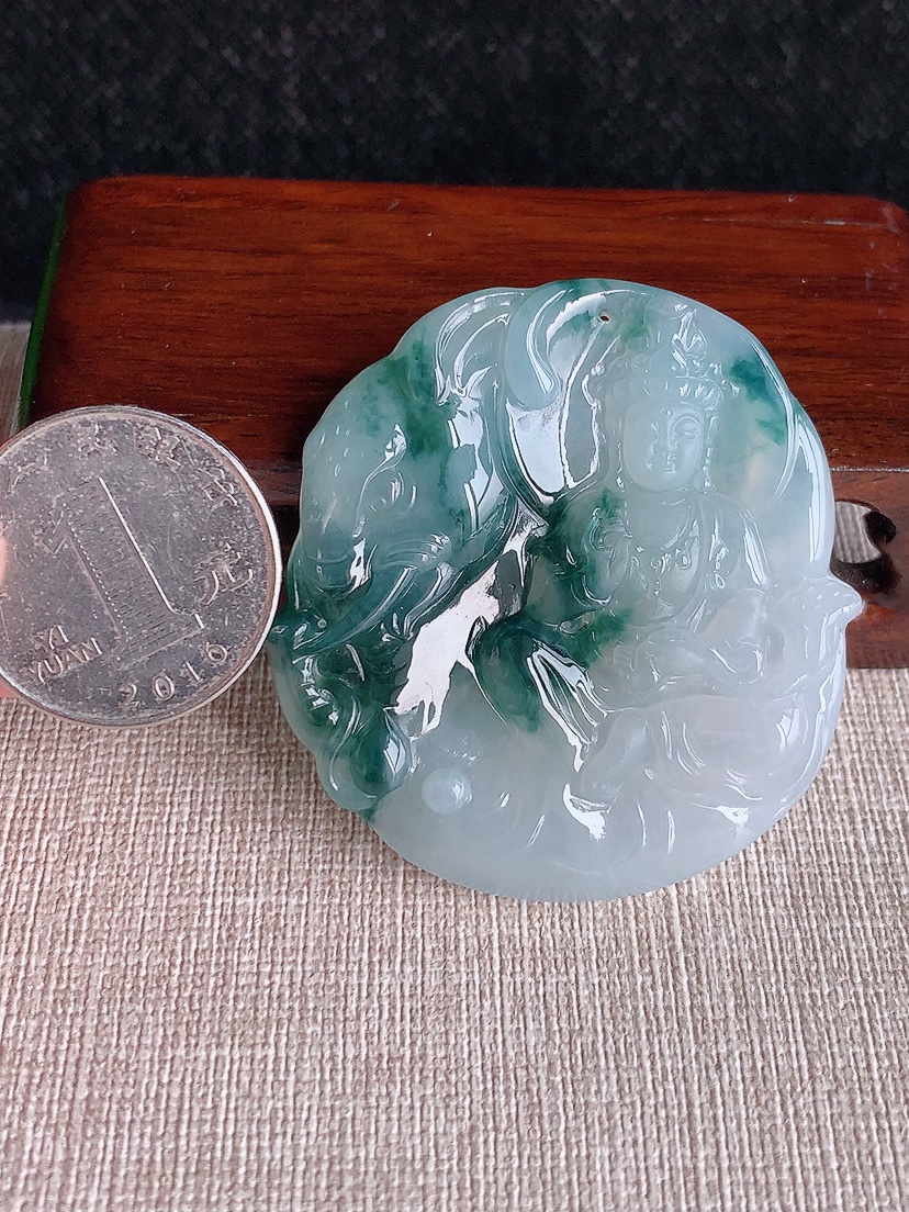 天然A货翡翠飘花普贤菩萨吊坠 
尺寸50-48-6mm 重量26.16g 0411