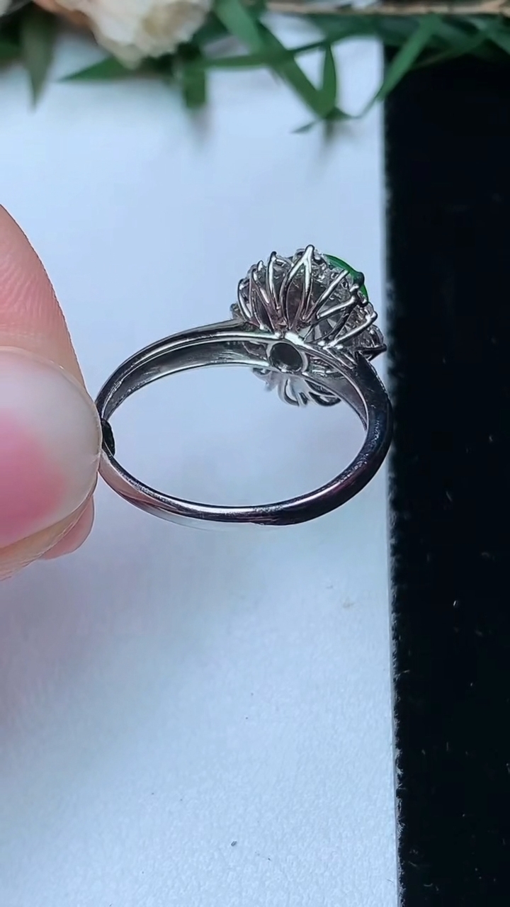 天然A货翡翠蛋面戒指，尺寸17.2-9-7.3，重量:3.02g2026年4月13日
工厂直销收藏佳品,种好水足，色泽均匀，有种有色，上手高大气！