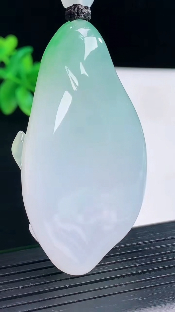 天然A货翡翠观音菩萨吊坠，尺寸61-37-11重量:52.57g
4月13日