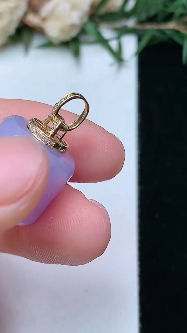 天然A货翡翠k金紫罗兰平安柱吊坠，尺寸12.4-13.6，重量:6.45g
4月13日