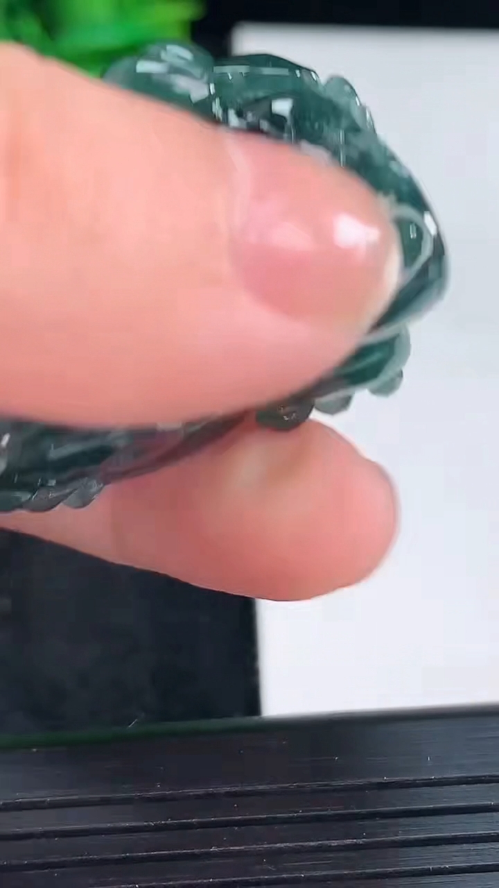 天然A货翡翠蓝水双彩貔貅吊坠尺寸39-23-22重:36.99g049
4月13日