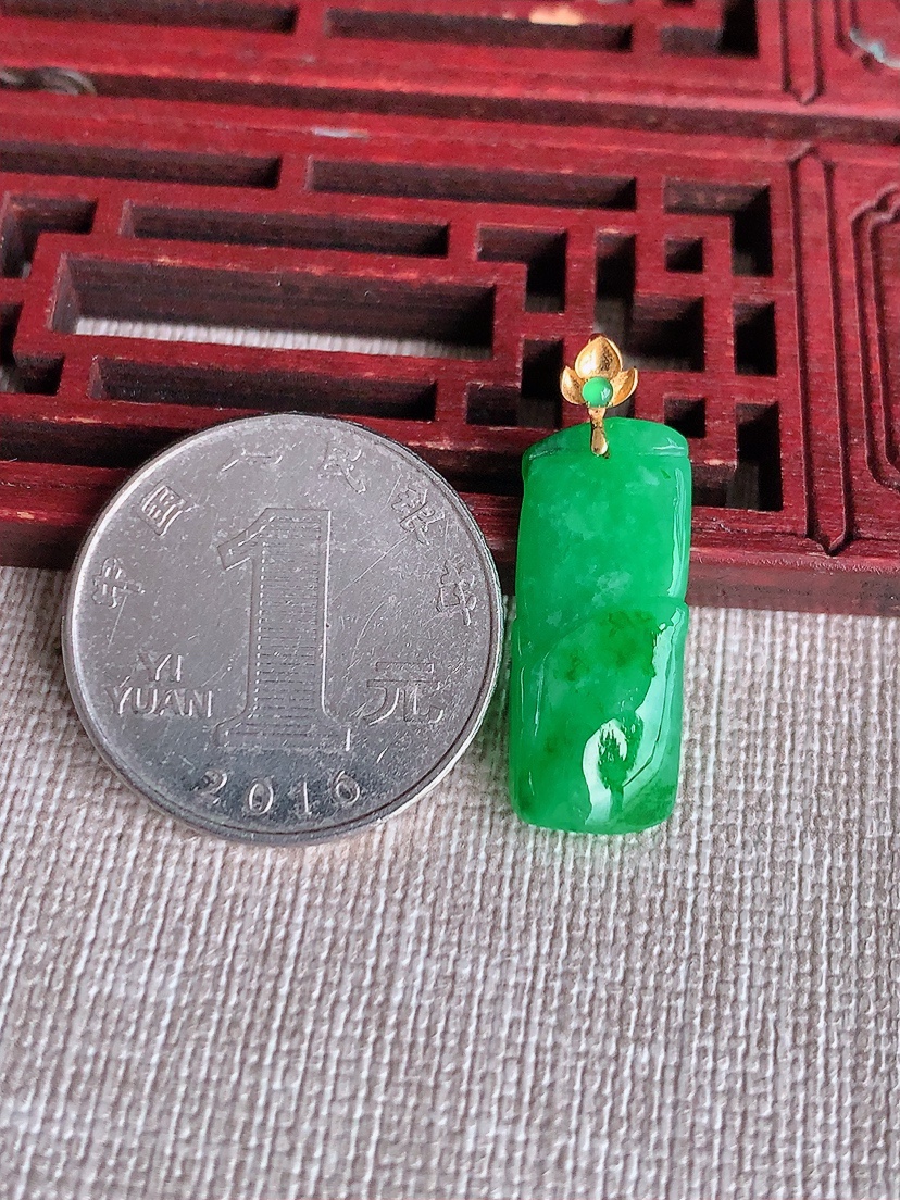 天然A货翡翠18K金扣头满绿竹节节节高升吊坠 
尺寸28.3-23.4-9.8-5.2mm 重量2.62g 0412