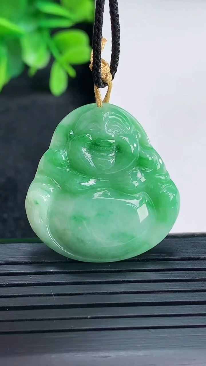 天然A货翡翠佛公吊坠尺寸30-29-4.6重量:6.96g
4月13日