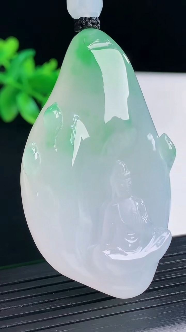 天然A货翡翠观音菩萨吊坠，尺寸61-37-11重量:52.57g
4月13日