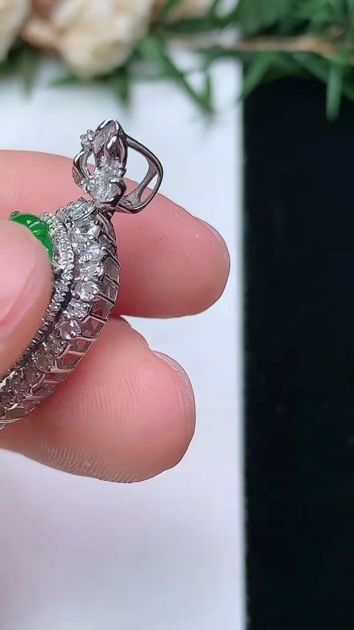 天然A货翡翠金枝玉叶 叶子吊坠，尺寸28-14.4-8.2，裸石16-9.8，重量:3.65g
4月13日