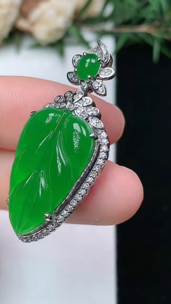 天然A货翡翠金枝玉叶 叶子吊坠，尺寸35.8-16-8.8，裸石21.5-13.5
4月13日，重量:6.77g