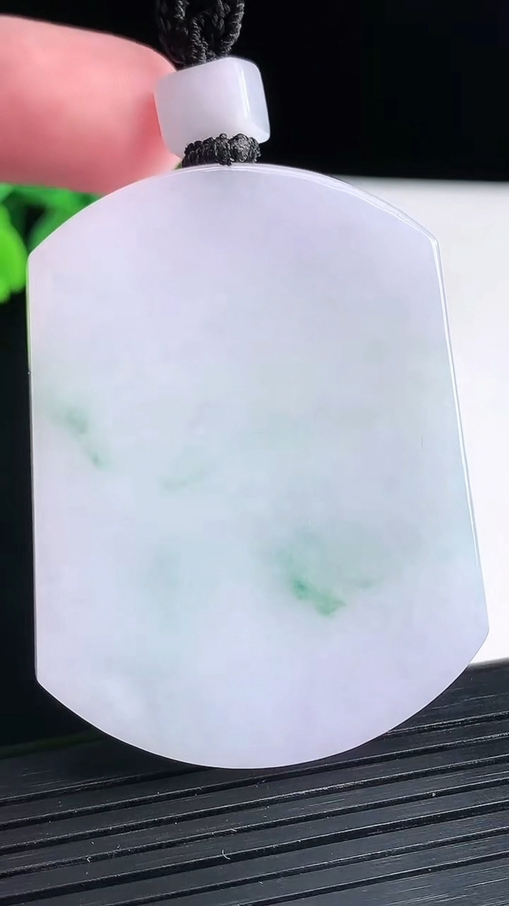 天然A货翡翠彩带彩无事牌吊坠，尺寸53.5-41-5.5重量:40.27g
4月13日