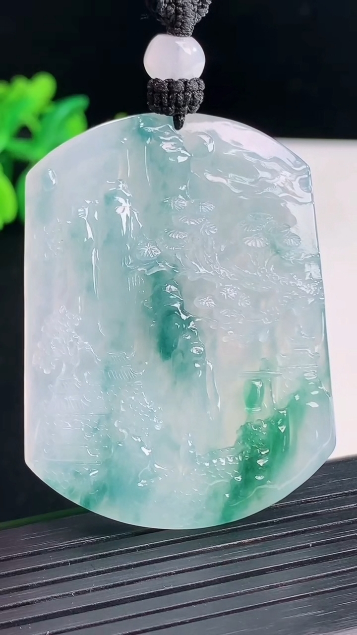 天然A货翡翠种飘花山水牌吊坠，尺寸54-40.5-5.6重量:30.65g
4月13日