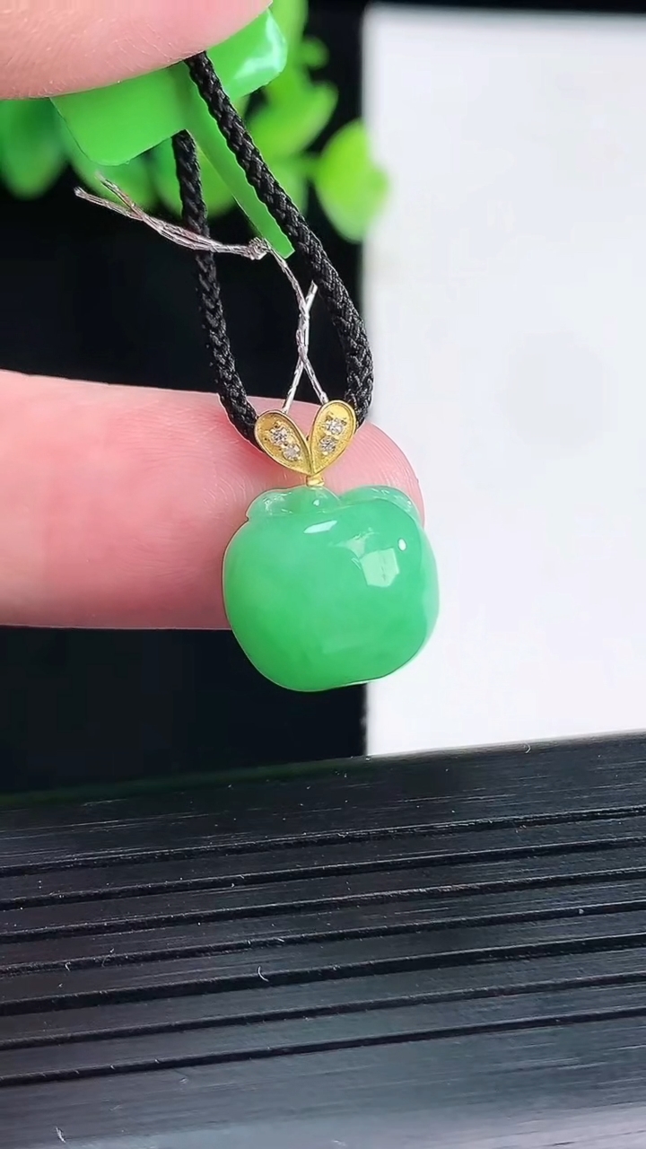 天然A货翡翠苹果吊坠，尺寸11.6-13-10重量:3.20g
4月13日