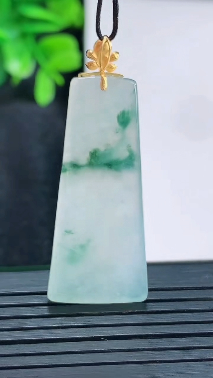 天然A货翡翠18K金飘花无事牌吊坠尺寸43.8-16.4-3.8重量:6.79g
4月13日