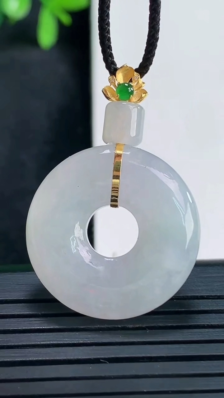 天然A货翡翠平安环吊坠尺寸35-23.7-3.7重量:6.62g
4月13日