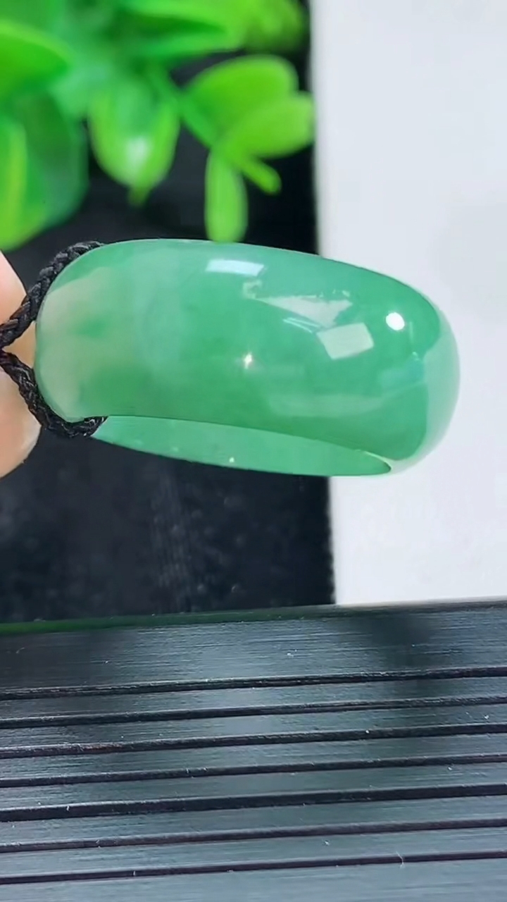 天然A货翡翠指环戒指尺寸19.2-10.7-3.8重:8.68g3322026年4月13日
工厂直销收藏佳品,种好水足，色泽均匀，有种有色，上手高大气！