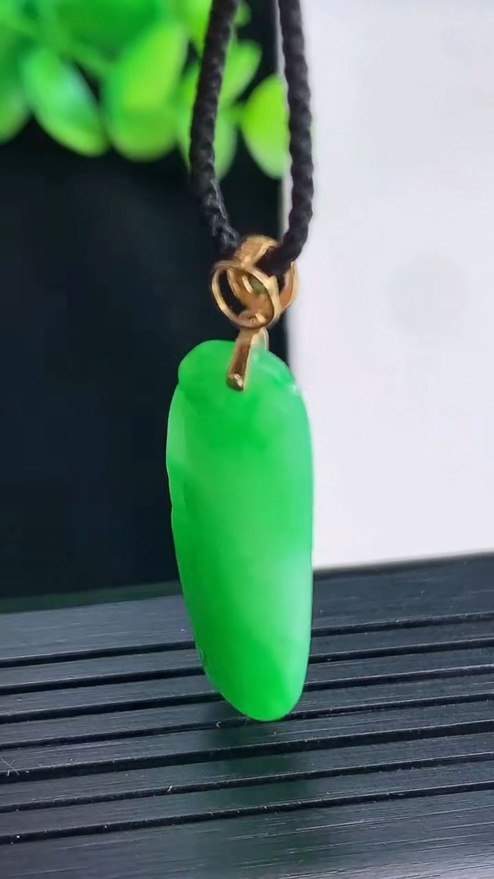 天然A货翡翠和和美美 荷花吊坠，尺寸29-13-5.5重量:3.90g
4月13日