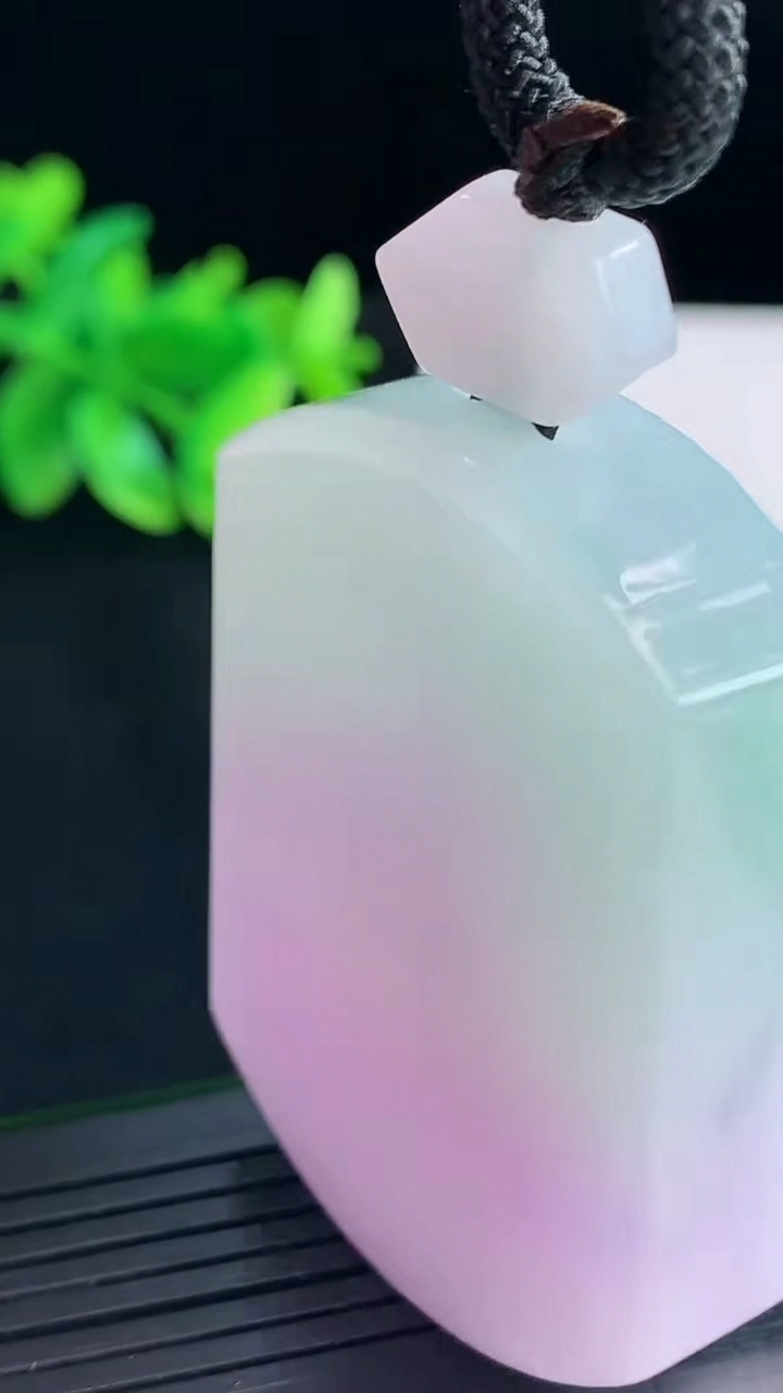 天然A货翡翠春带彩仿古无事牌吊坠，尺寸50.5-37-11.5重量:69.92g
4月13日