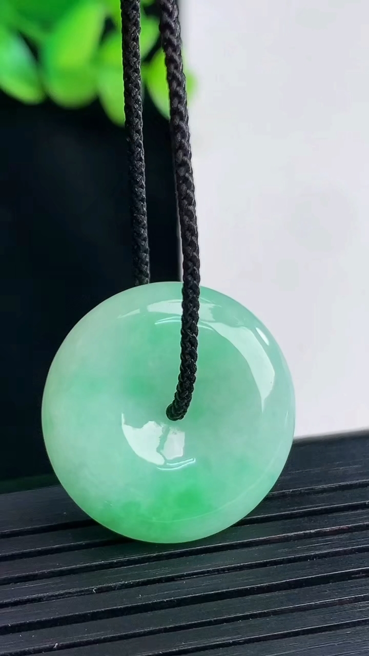 天然A货翡翠平安扣吊坠，尺寸24.5-6重量:7.54g
4月13日