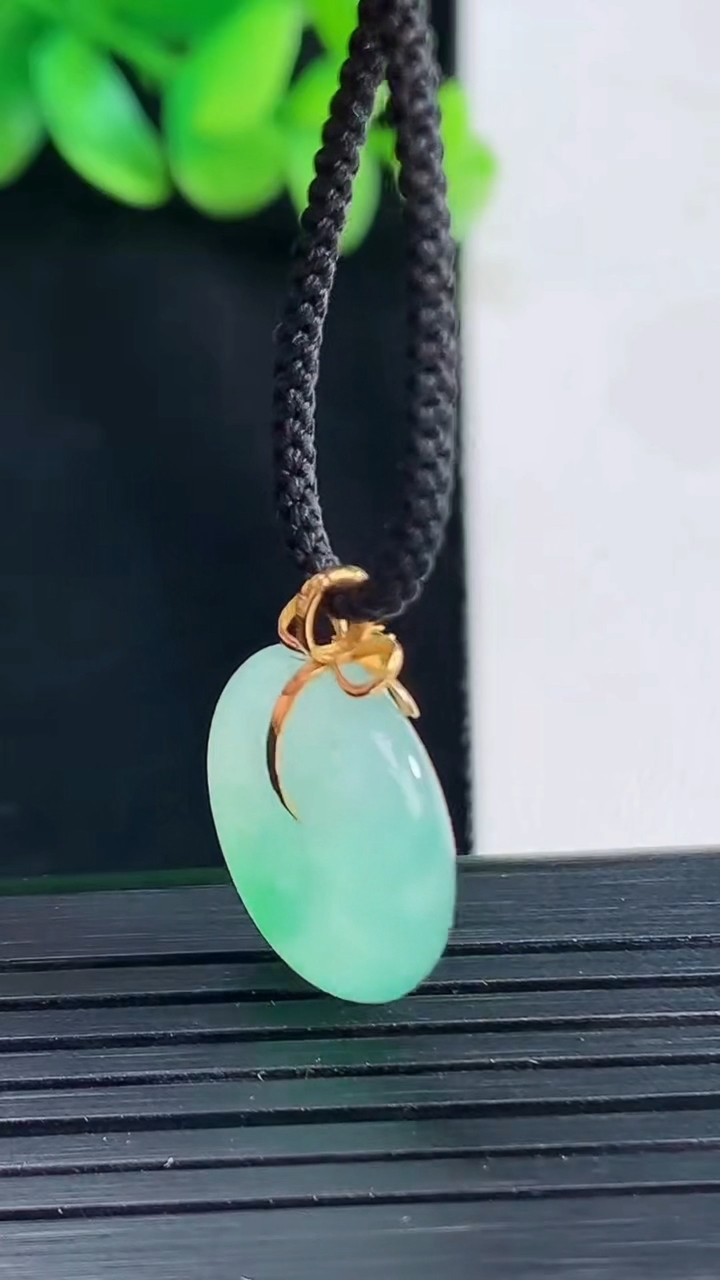 天然A货翡翠平安扣吊坠，尺寸16.6-5.6重量:3.41g
4月13日