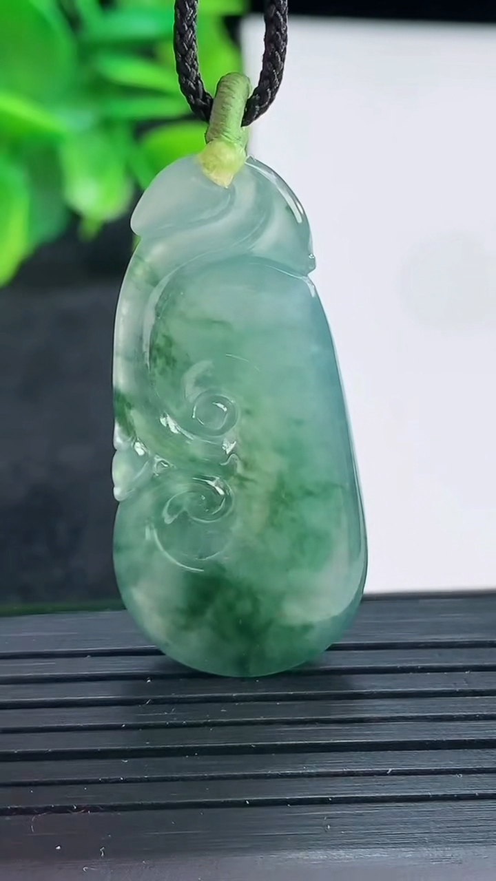 天然A货翡翠飘花如意吊坠尺寸40.5-19.1-4.5重量:6.44g
4月13日