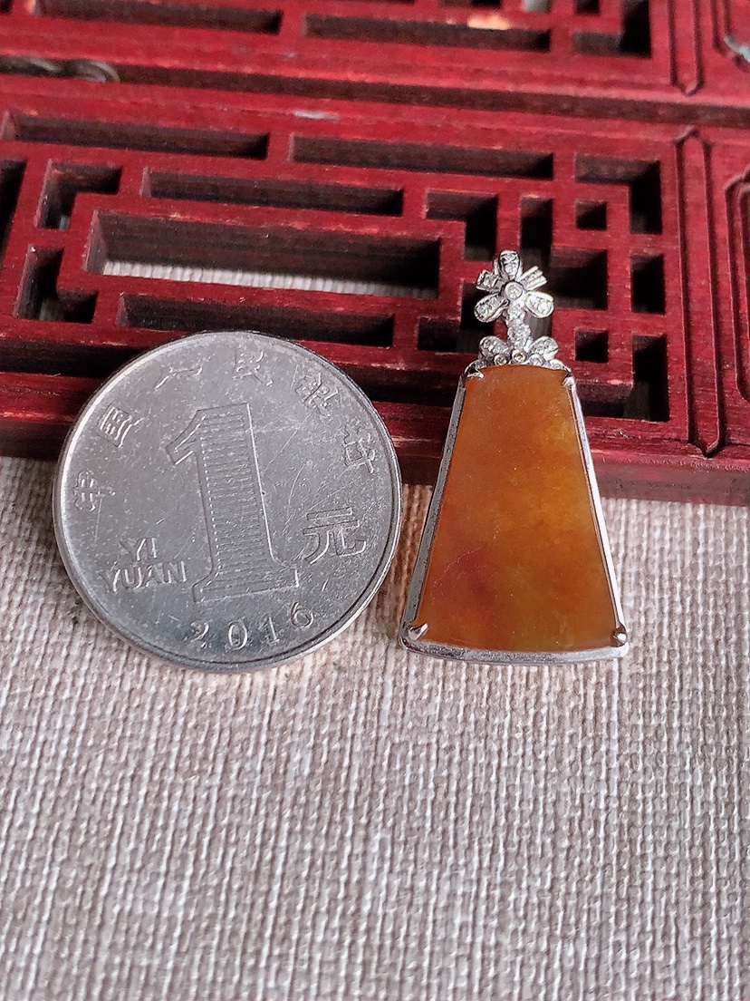 天然A货翡翠18K金伴钻镶嵌红翡无事牌吊坠 
尺寸30.2-16-4.8裸石20-14mm 重量2.46g 0412