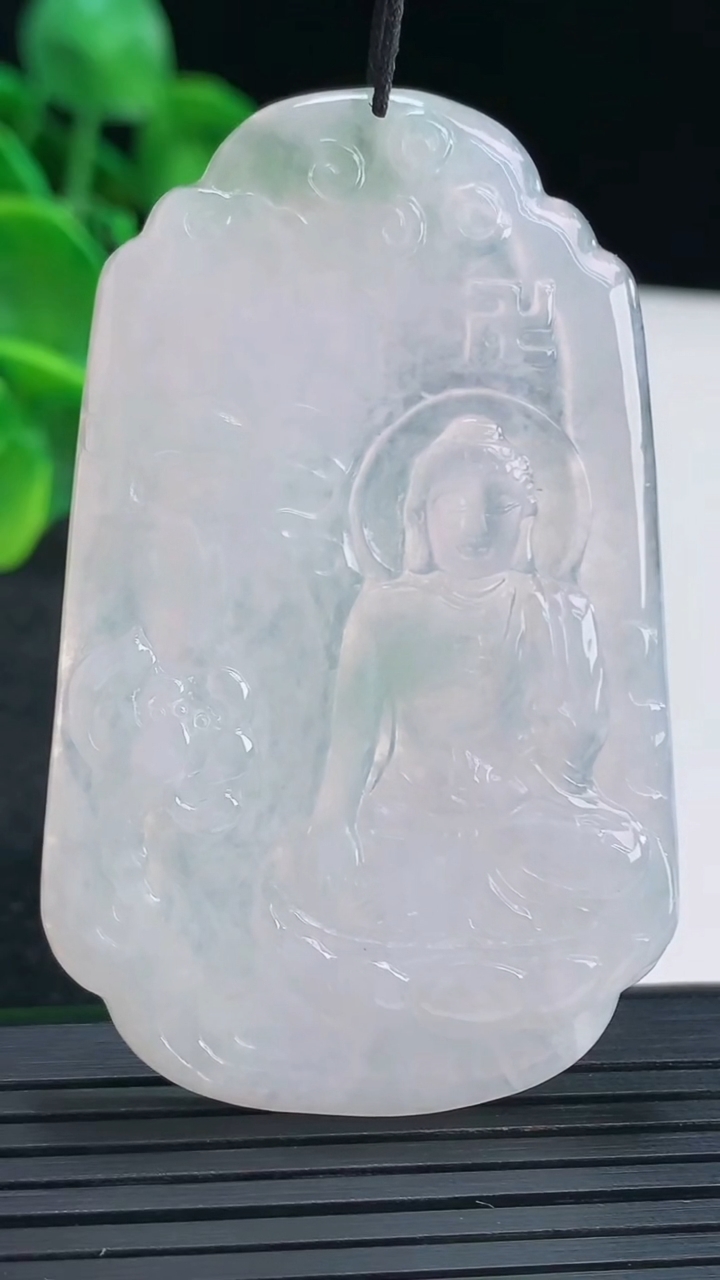 天然A货翡翠阿弥陀佛吊坠尺寸63.6-40.4-6.3重量:24.39g
4月13日