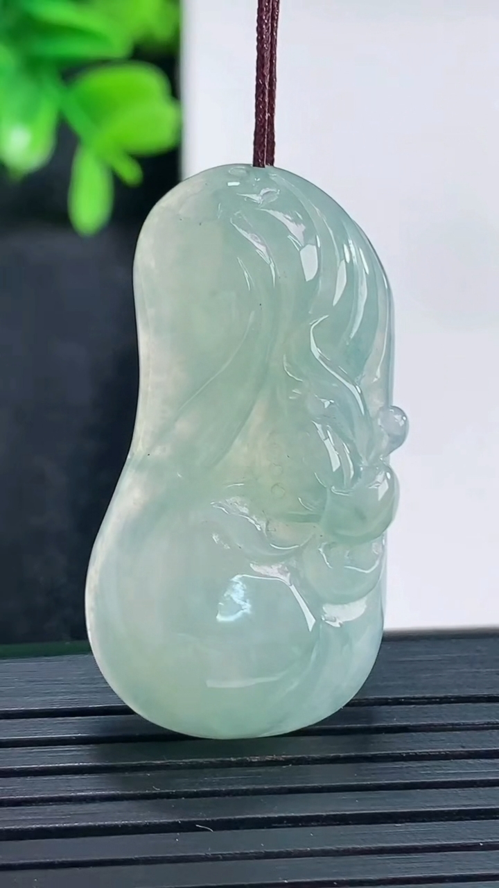 天然A货翡翠飘花和和美美 荷花吊坠尺寸39.1-20.6-7.1重量:11.26g
4月13日
