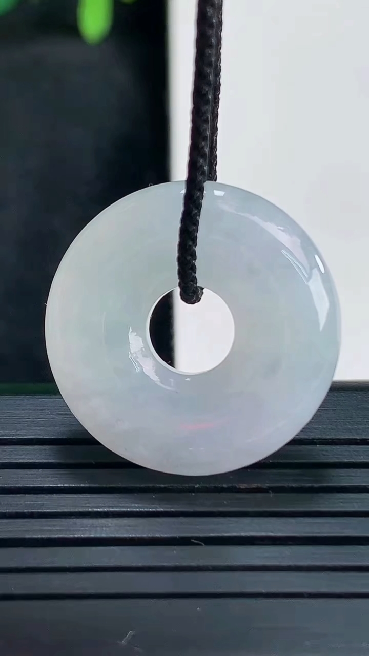 天然A货翡翠紫罗兰平安环吊坠尺寸23.7-5.6重量:6.55g
4月13日