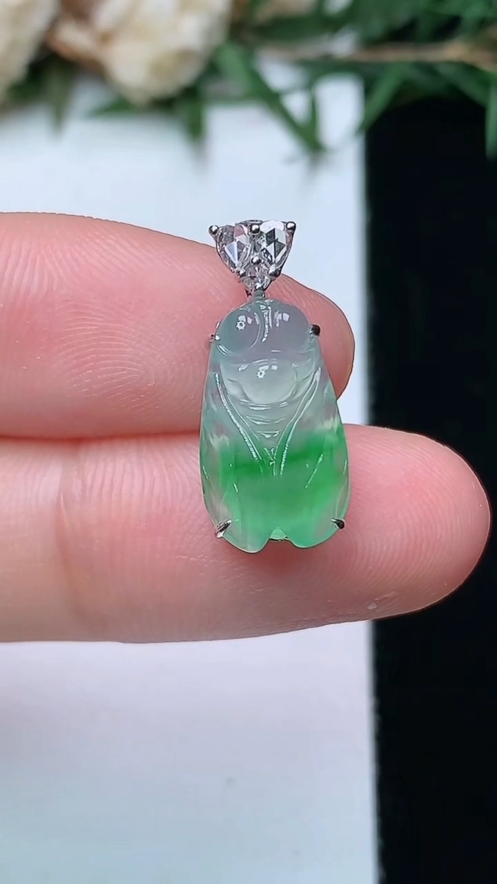 天然A货翡翠一鸣惊人吊坠，尺寸13.9-8.2-6.3，重量:1.49g
4月13日