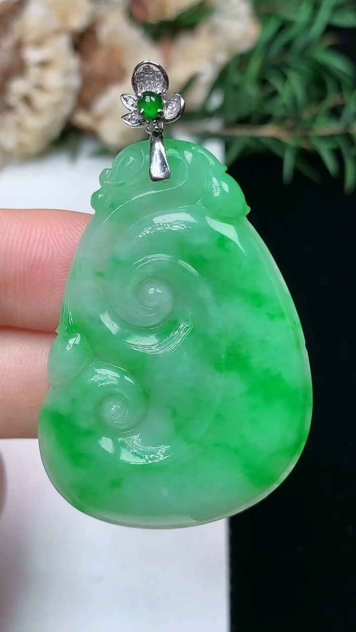 天然A货翡翠如意吊坠，尺寸40-27.8-4.3，重量:8.63g
4月13日