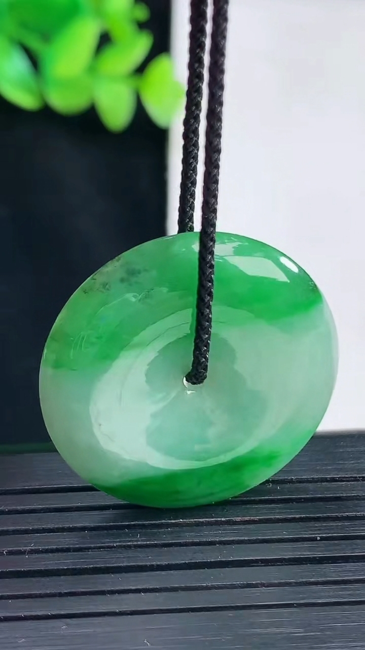 天然A货翡翠平安扣吊坠，尺寸29.6-6重量:10.57g
4月13日