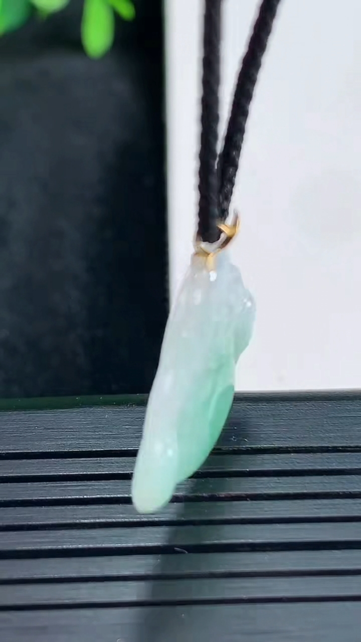 天然A货翡翠佛公吊坠尺寸23.2-25.2-2.4重量:2.29g
4月13日