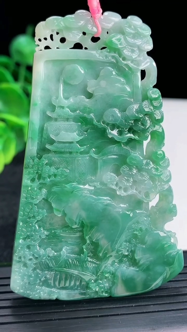 天然A货翡翠山水牌吊坠尺寸76.7-49.1-5.4重量:39.65g
4月13日