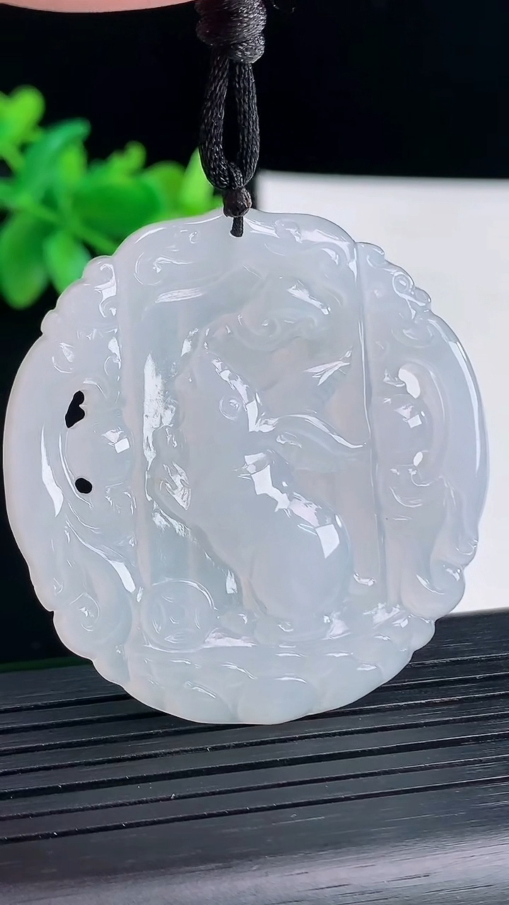 天然A货翡翠生肖兔吊坠，尺寸49-46.5-4重量:21.91g
4月13日