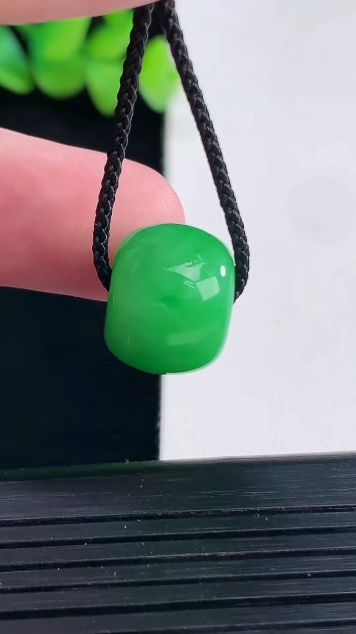 天然A货翡翠路路通吊坠，尺寸11-14.5重量:4.75g
4月13日