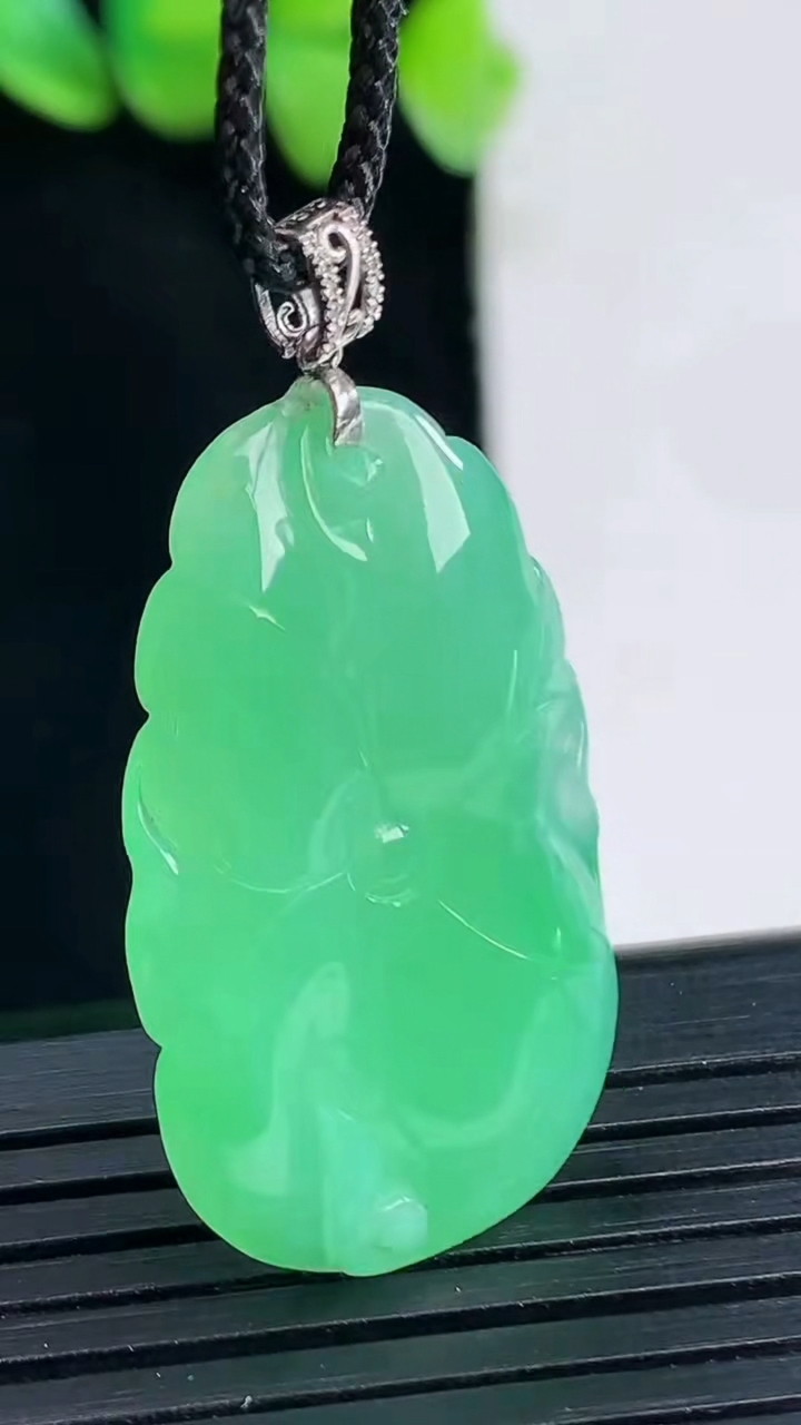 天然A货翡翠和和美美 荷花吊坠，尺寸30-19-3.5重量:4.48g
4月13日