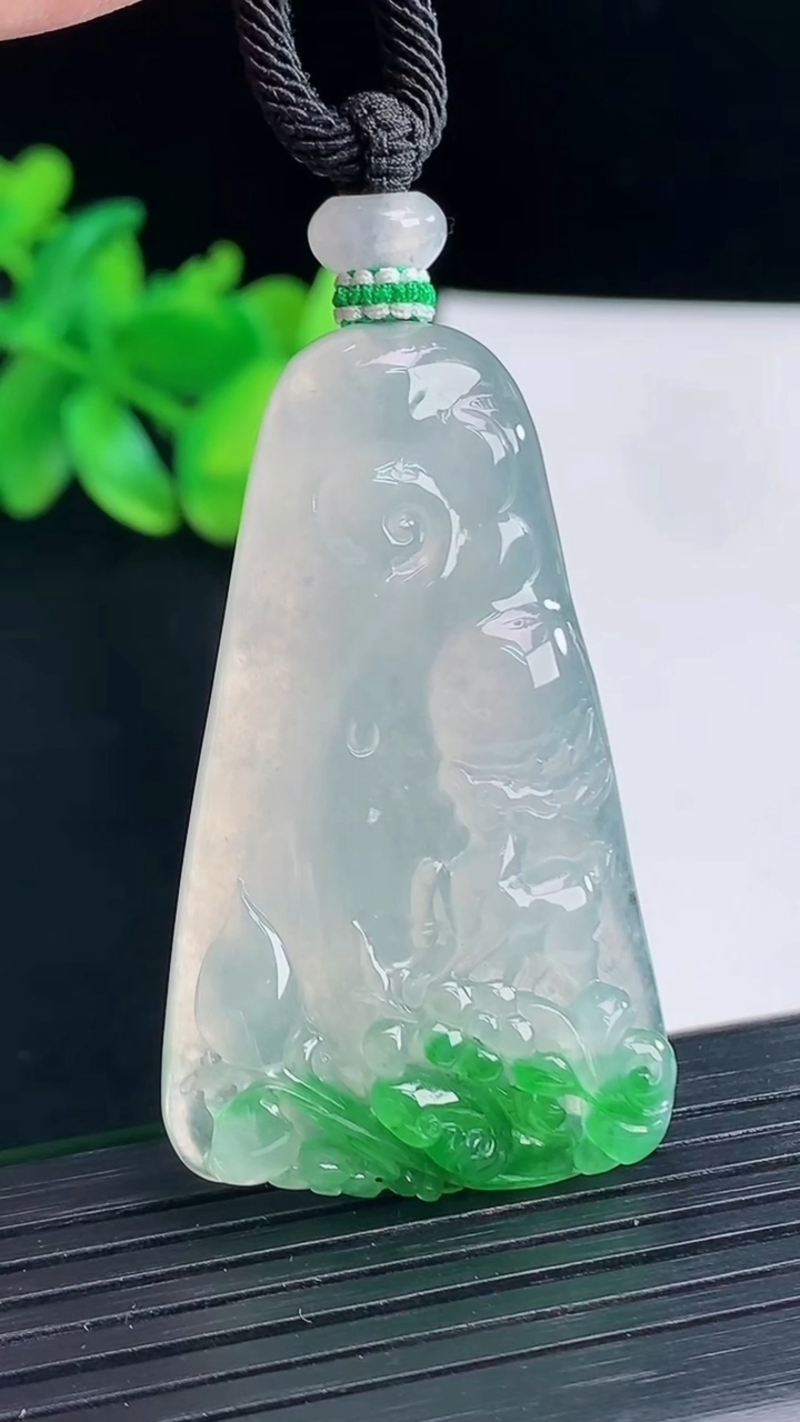 天然A货翡翠梅花鹿吊坠，尺寸48.6-29-7重量:22.67g
4月13日