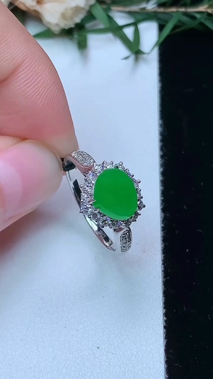 天然A货翡翠水滴戒指，尺寸17-7.4-8，重量:2.55g2026年4月13日
工厂直销收藏佳品,