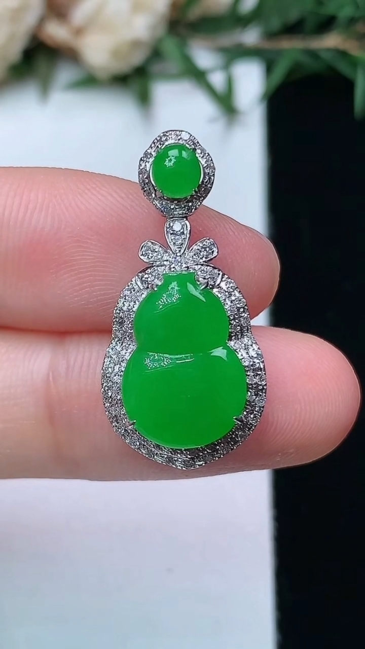 天然A货翡翠葫芦吊坠，尺寸26-12.7-7，裸石13-9.2，重量:2.56g
4月13日