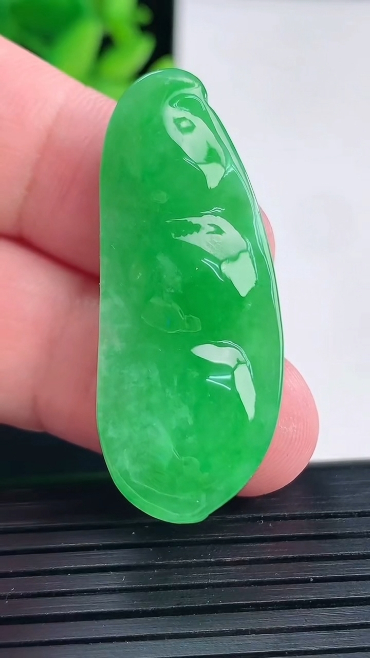 天然A货翡翠满满福豆吊坠，尺寸42-17-6.8重量:7.87g
4月13日