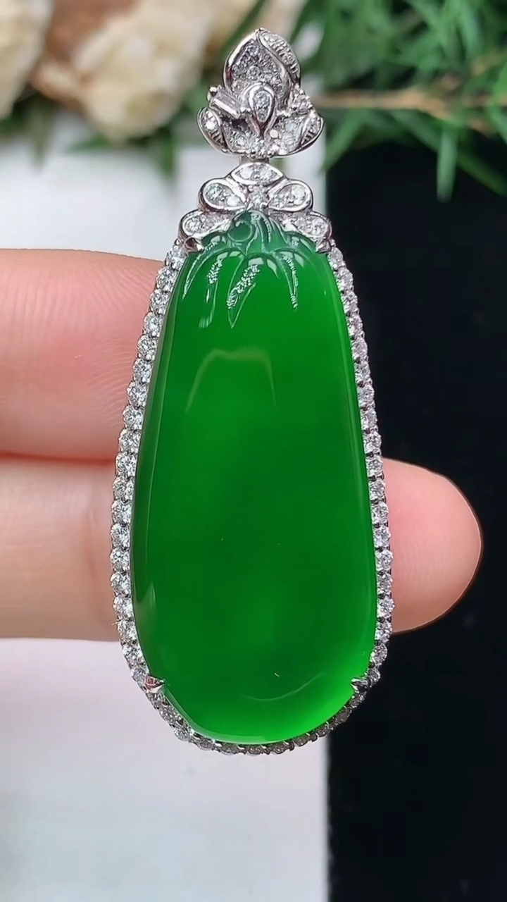 天然A货翡翠福瓜吊坠，尺寸42.6-16.7-9.2，裸石30.8-14.2，重量:8.32g
4月